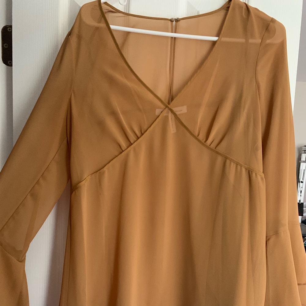 Lose fit flare sleeves